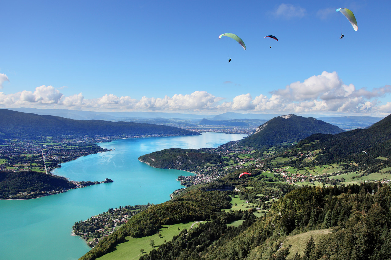 Parapentes sur le Lac d'Annecy