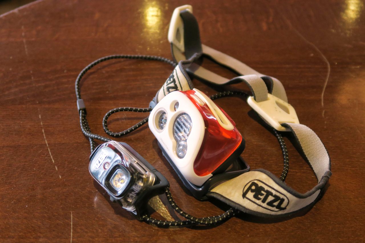 La Bindi à coté de la Petzl Tikka RXP