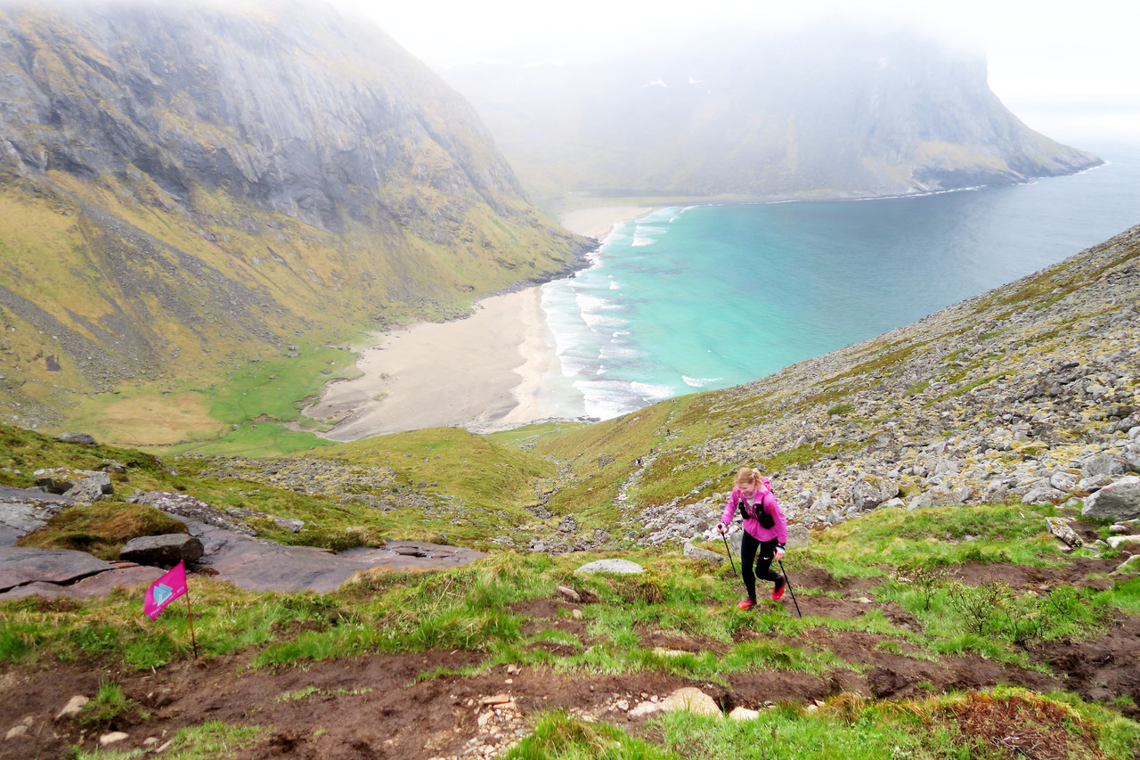Silje dans la montée depuis la plage de la baleine (Kvalvika)