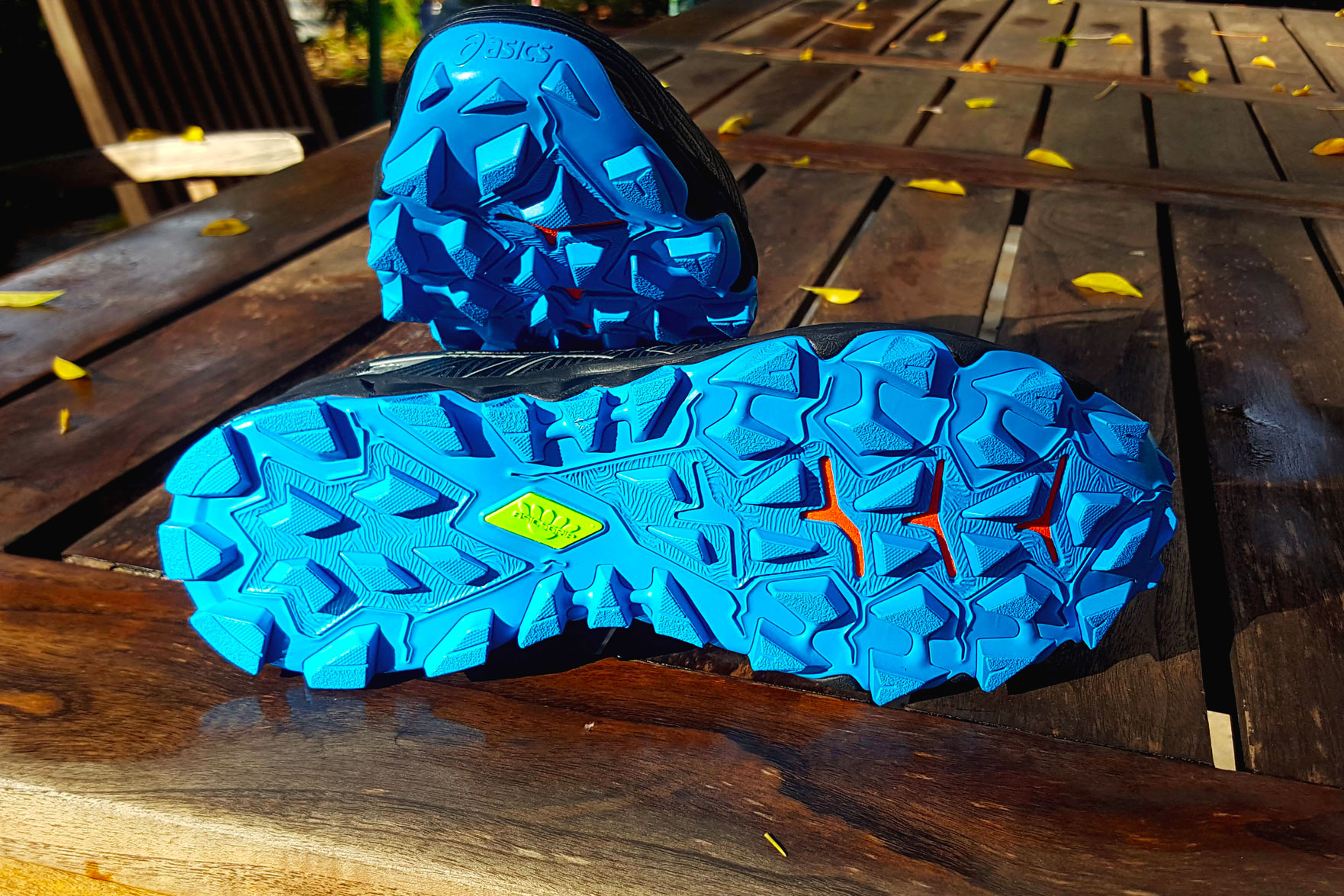 La semelle avec de gros crampons de l'Asics Trabuco 7