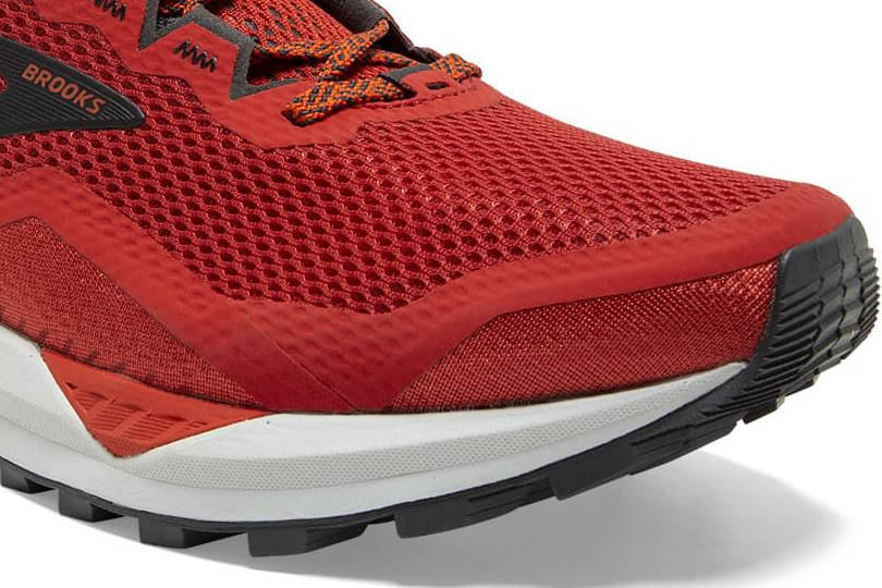 L'avant de la chaussure a évolué avec plus de protection