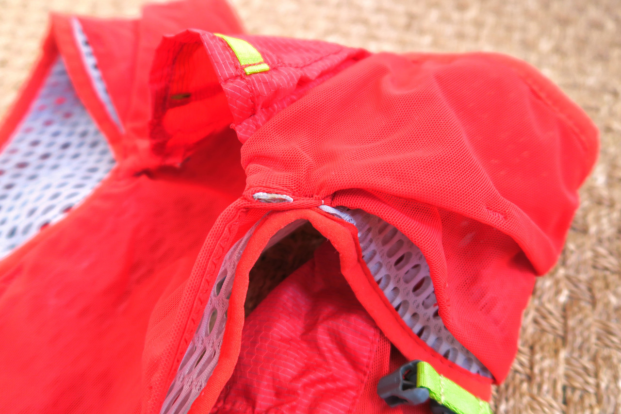 Les poches à la base du dos du Camelbak Nano