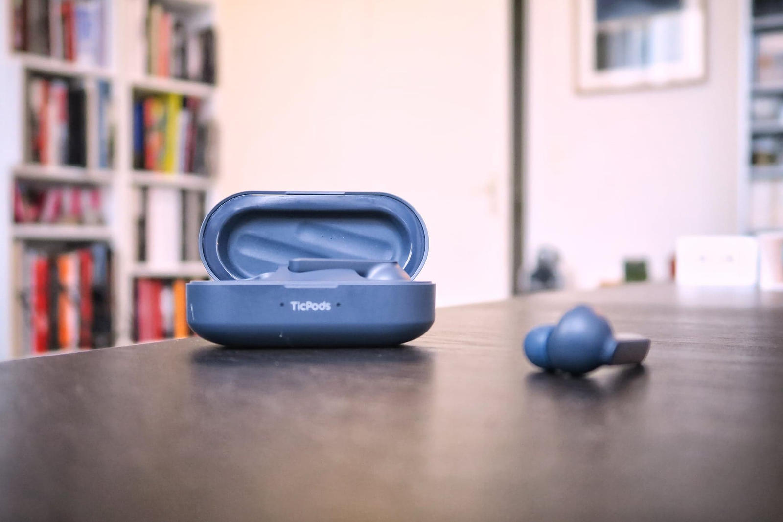 Les Ticpods Free et leur boite de rechargement ouverte