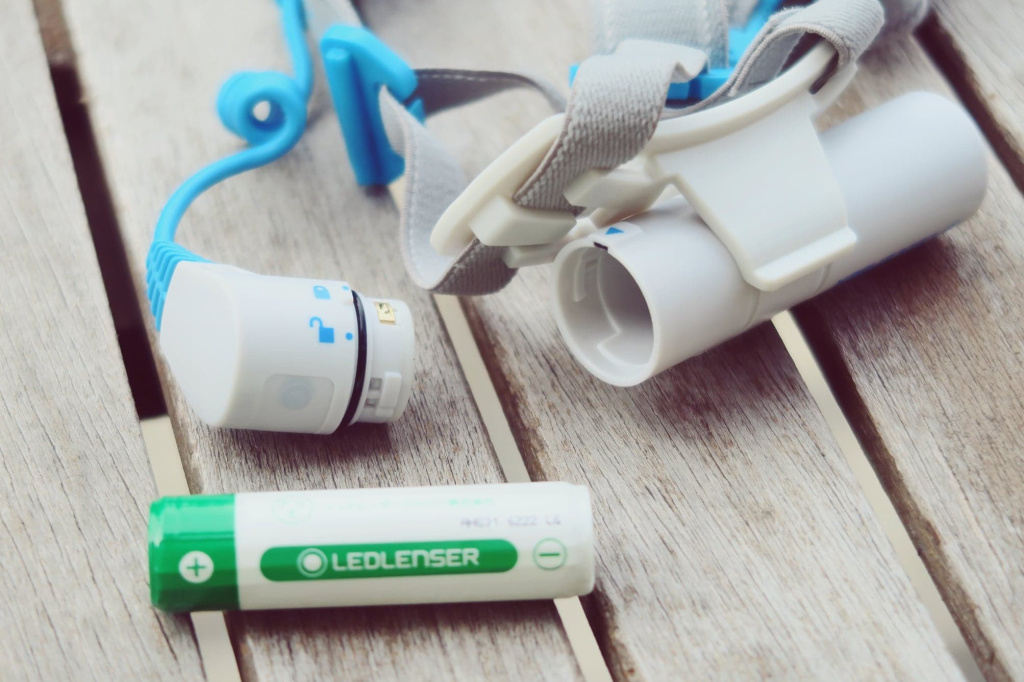 La batterie et son étui derrière la tête