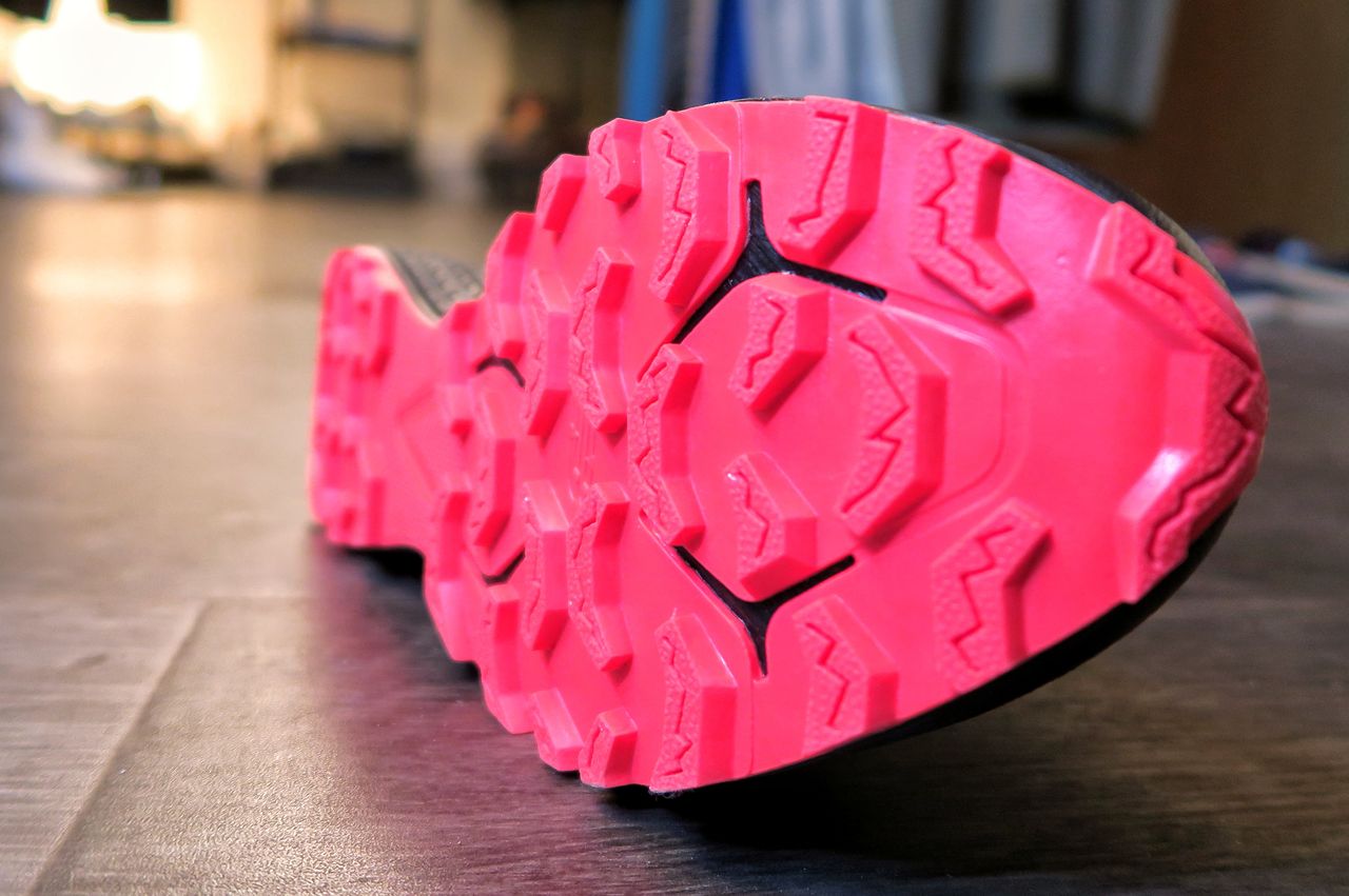 La semelle et les crampons des New Balance Vazee Summit V2