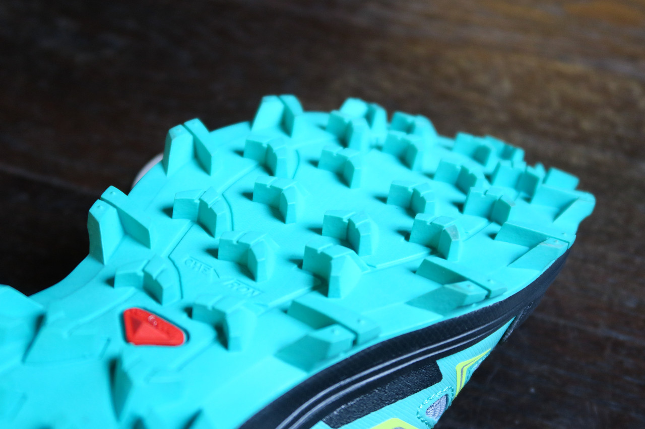 Les gros crampons des Salomon SpeedTrak