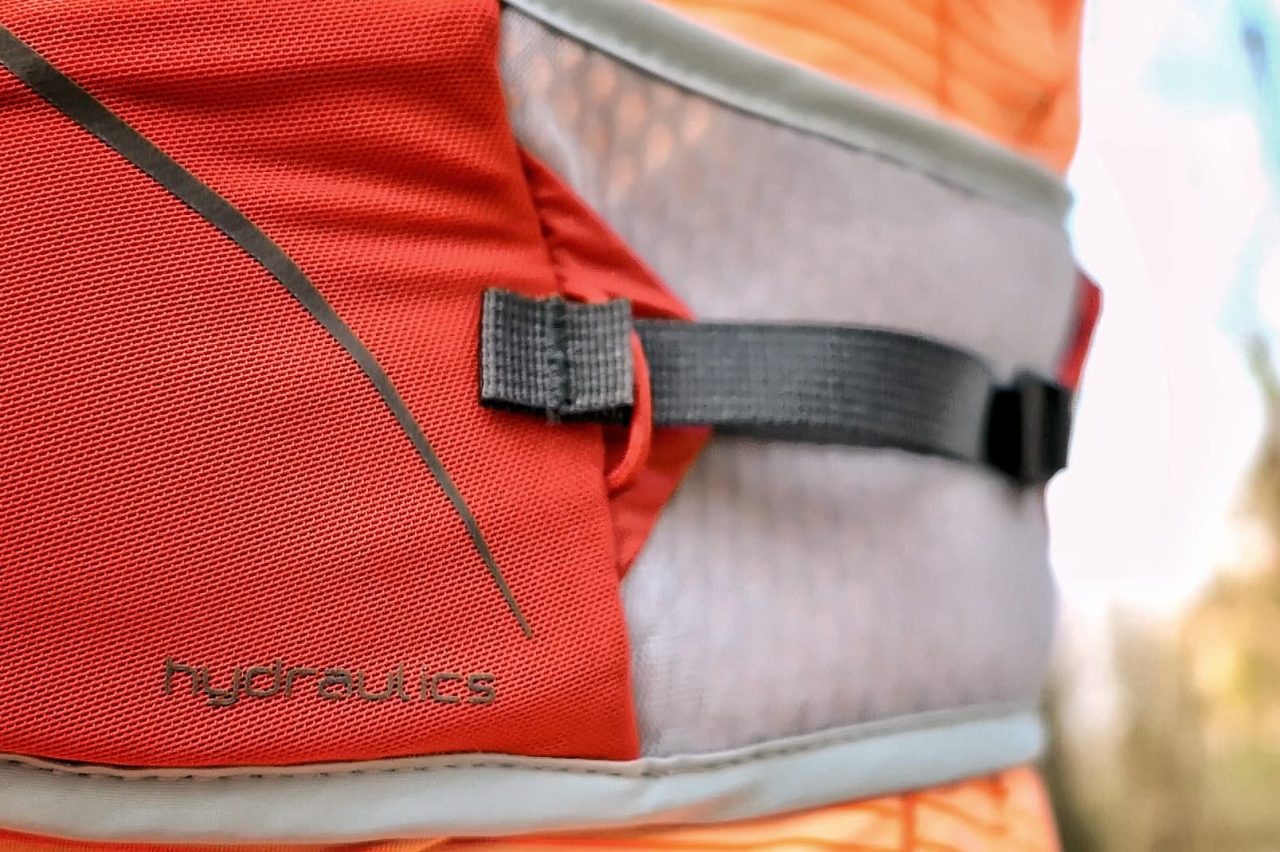 Les sangles latérales pour ajuster le sac, très bien