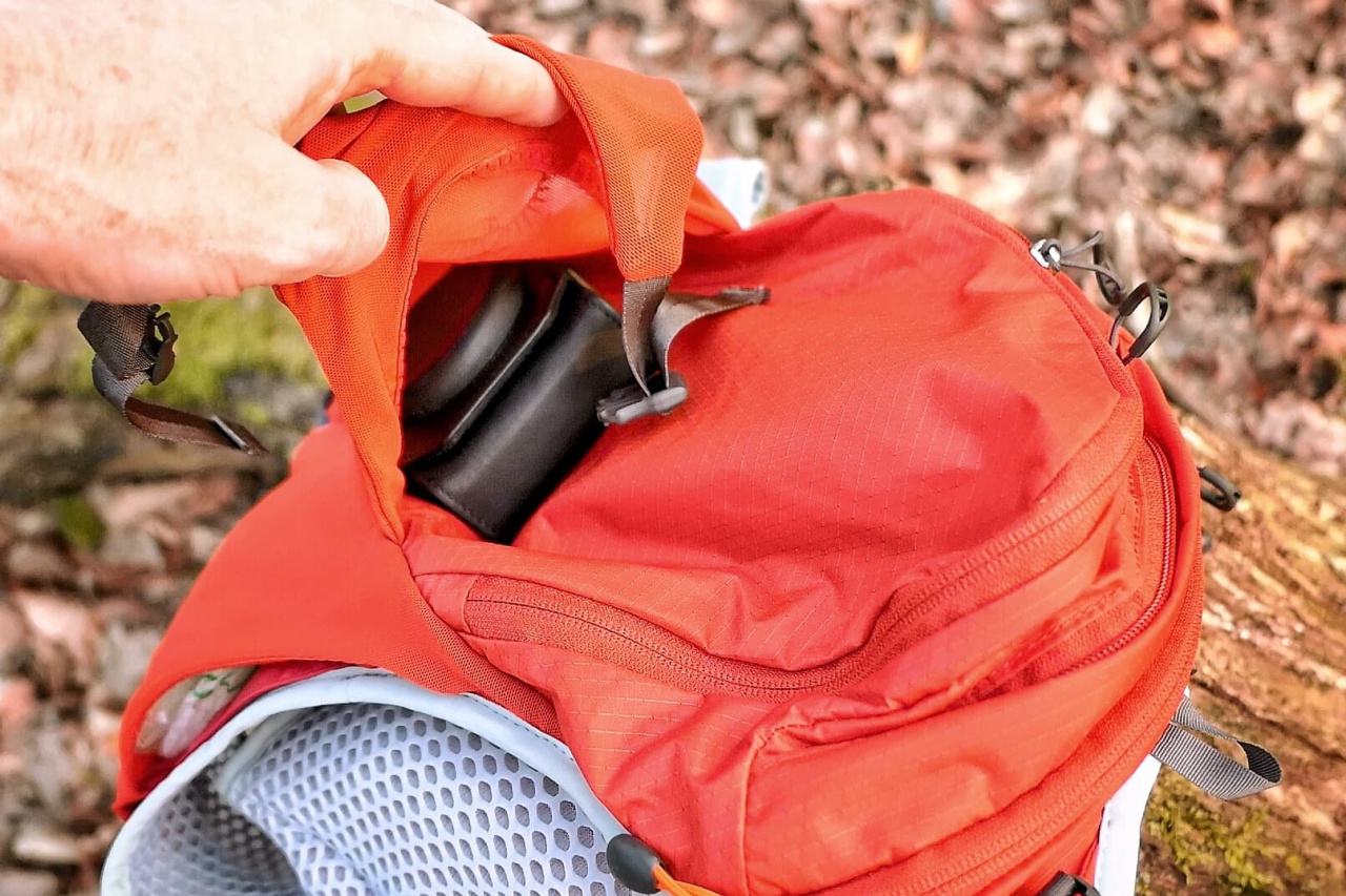 La poche sur l'arrière, avec sangles, pour la veste de pluie