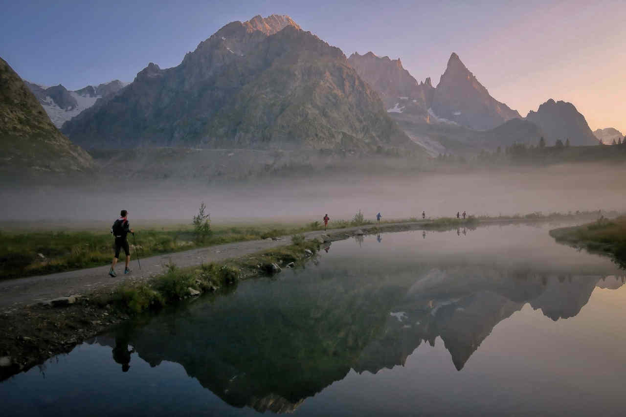 La sortie du Lac Combal en direction de l'arrête du Mont Favre