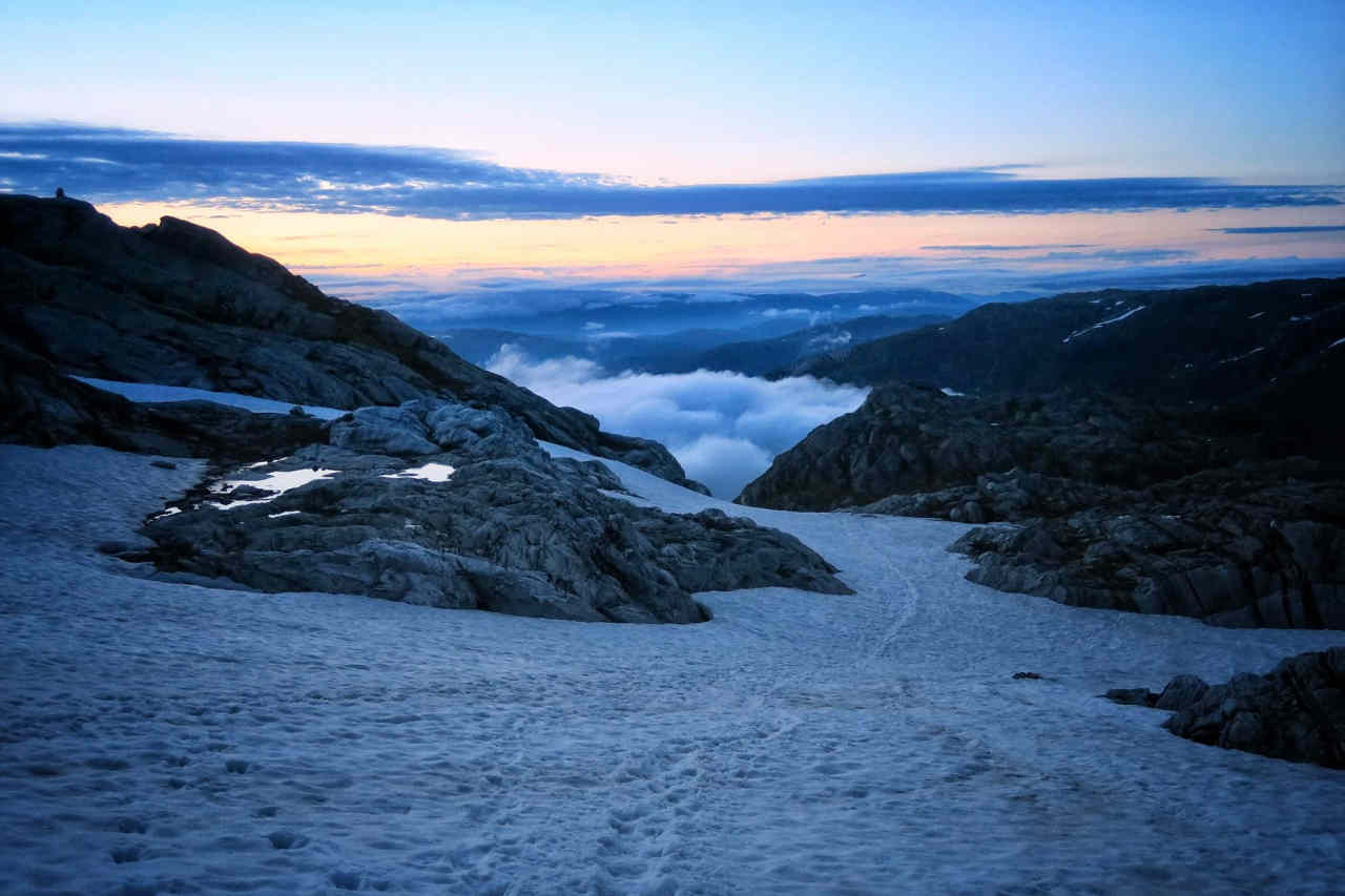 Coucher de soleil sur une crête enneigée