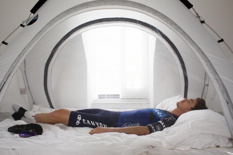 Un cycliste dort dans une tente Hypoxie