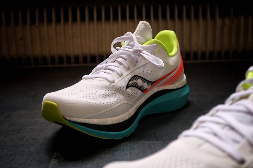 Saucony Endorphin Pro - Vue 3/4 avant