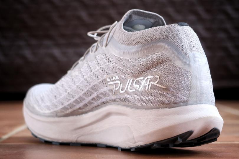 Salomon S/Lab Pulsar | vue 3/4 arrière + logo Pulsar