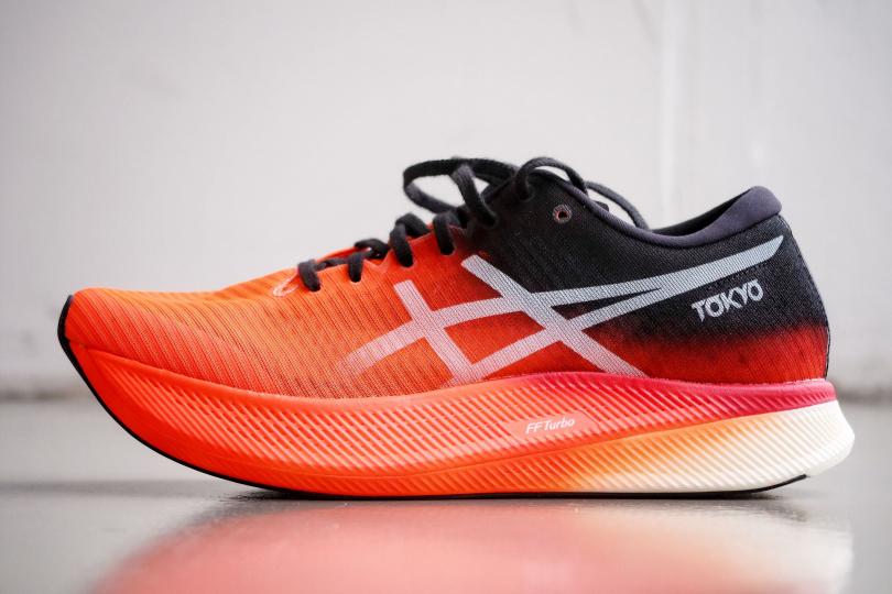 Asics MetaSpeed Sky de profil, exterieur
