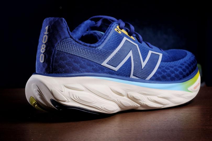 New Balance Fresh Foam 1080 V14, vue 3 quarts arrière