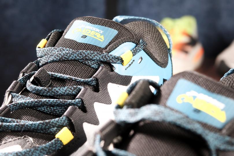 Les Brooks Caldera 8, zoom sur les lacets et la languette