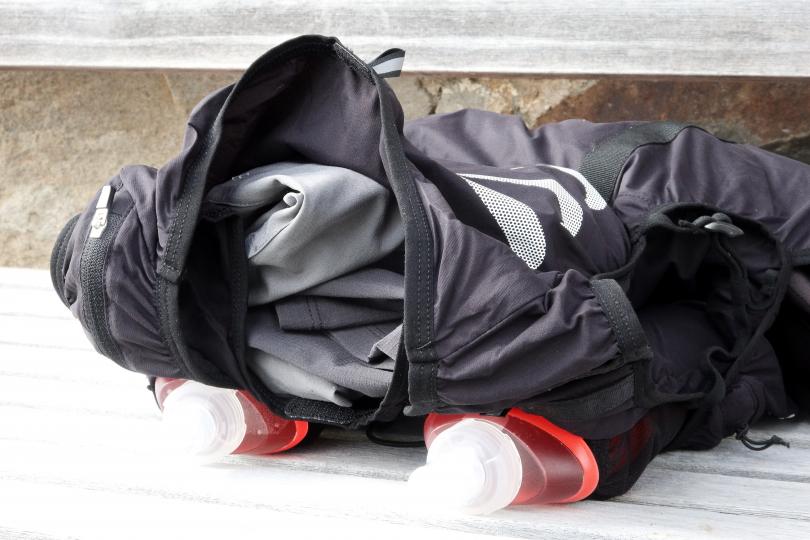 Le Compressport Ultrun S Pack Evo 10, poche du dessus