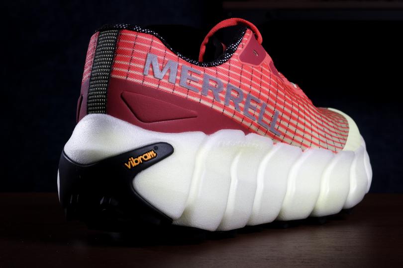 La Merrell MTL Adapt Matryx, vue 3/4 arrière / le talon