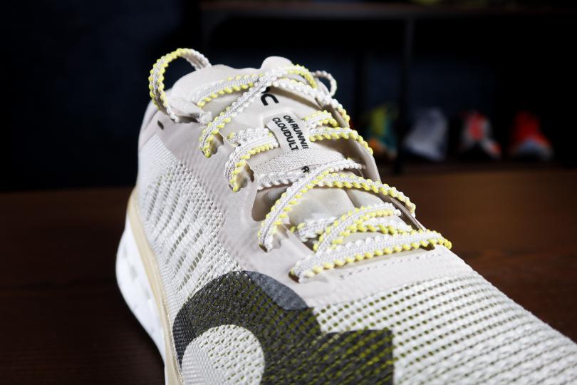 La languette et les lacets de la On-Running Cloud Ultra Pro