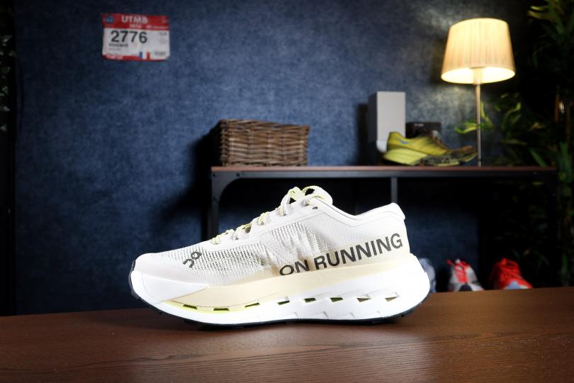 La On-Running Cloud Ultra Pro, vue latérale