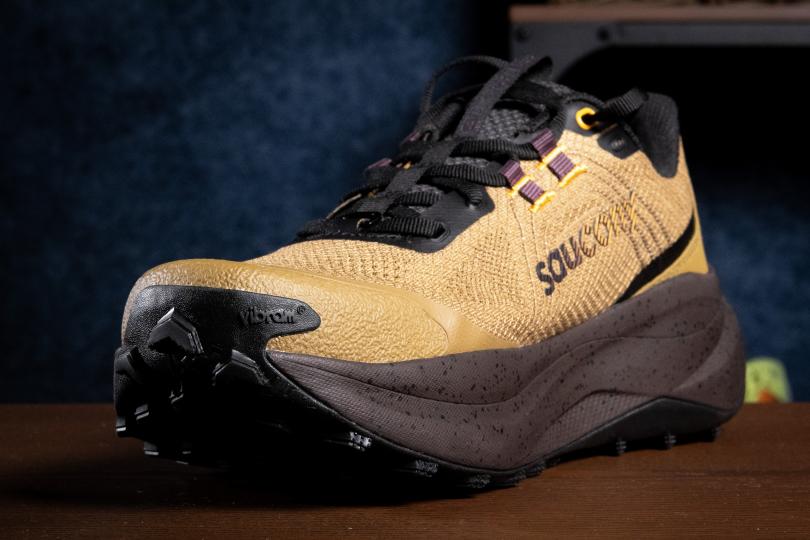 Saucony Xodus Ultra 4, vue 3/4 avant