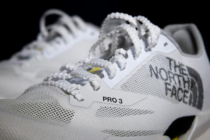 La The North Face Summit Vectiv Pro 3, la tige / lacets