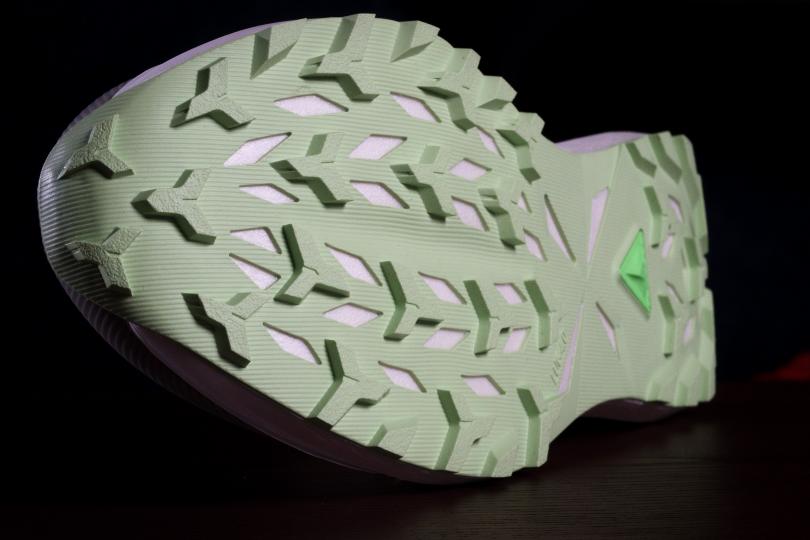 La semelle externe et les crampons de la Asics Fuji Lite 6