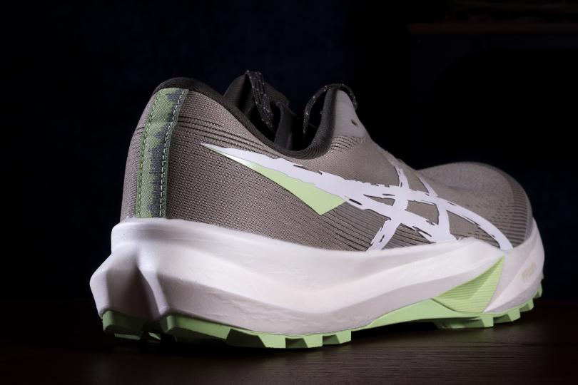 Le talon de la Asics Fuji Lite 6