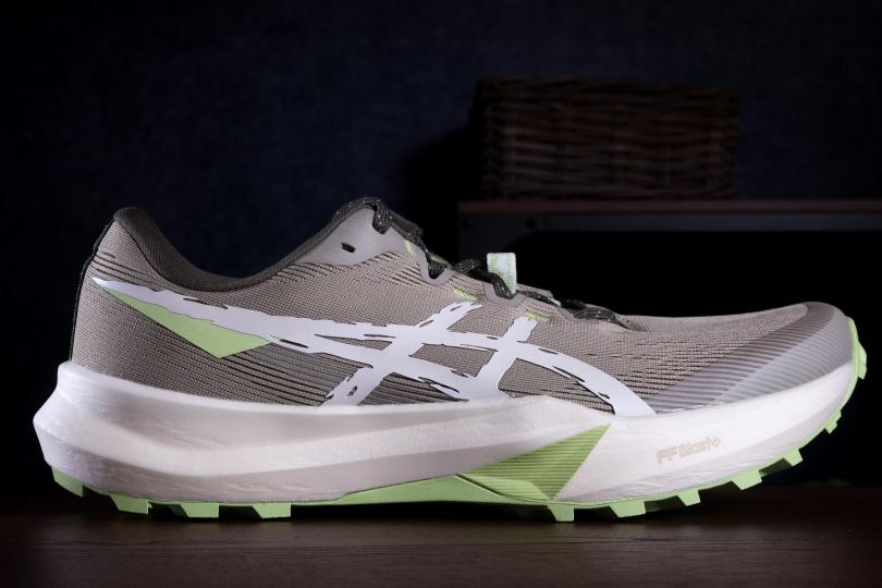 La Asics Fuji Lite 6, vue latérale