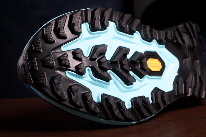 Les crampons de 5mm en Vibram de la Hoka Mafate 5