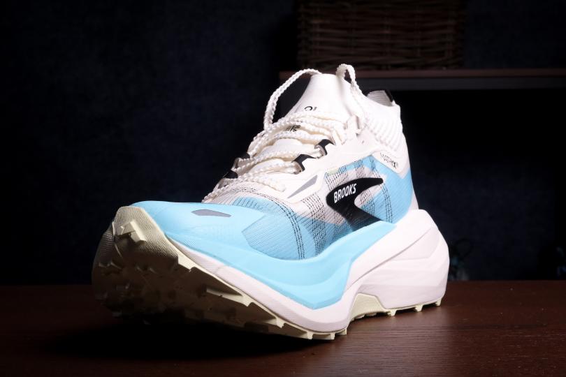 Brooks Cascadia Elite, vue 3/4 avant