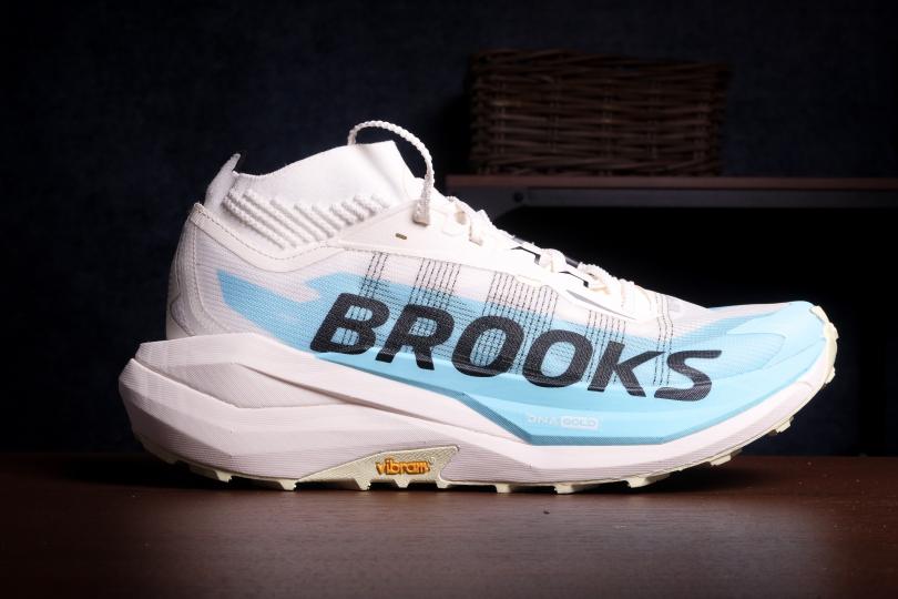 Brooks Cascadia Elite, vue de profil