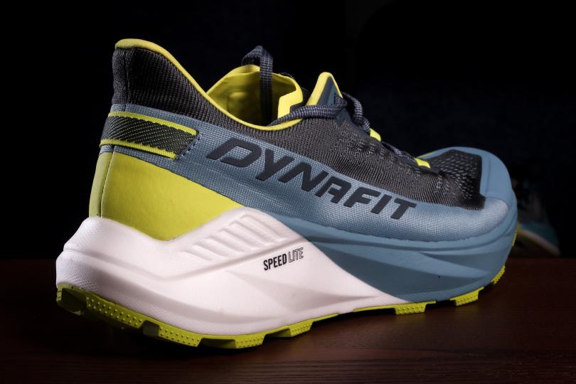 Vue 3/4 arrière sur le talon de la Dynafit Ultra 100 V3