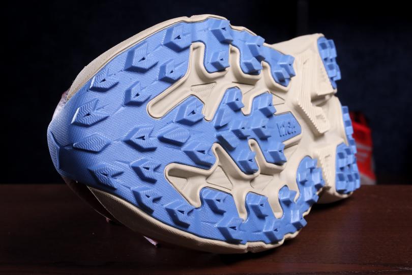 La Hoka Challenger 8, les crampons de la semelle extérieure
