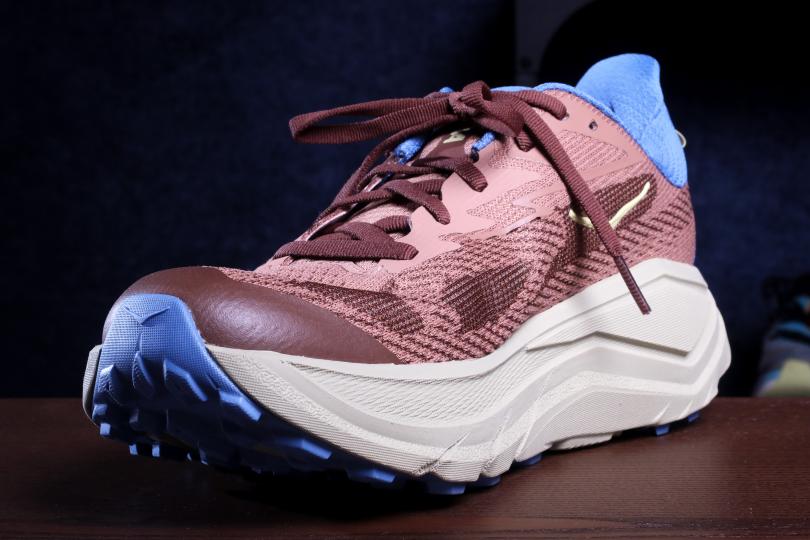 La Hoka Challenger 8, vue 3/4 avant