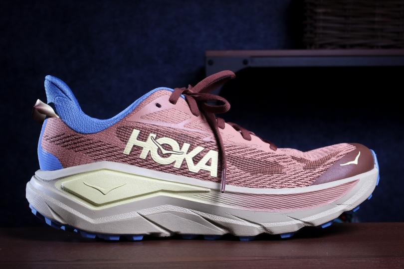 La Hoka Challenger 8, vue de profil