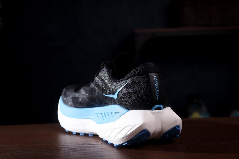 La Hoka Rocket X Trail, vue 3/4 arrière
