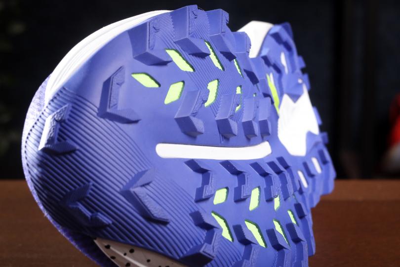Zoom sur les crampons des Asics Trabuco 14