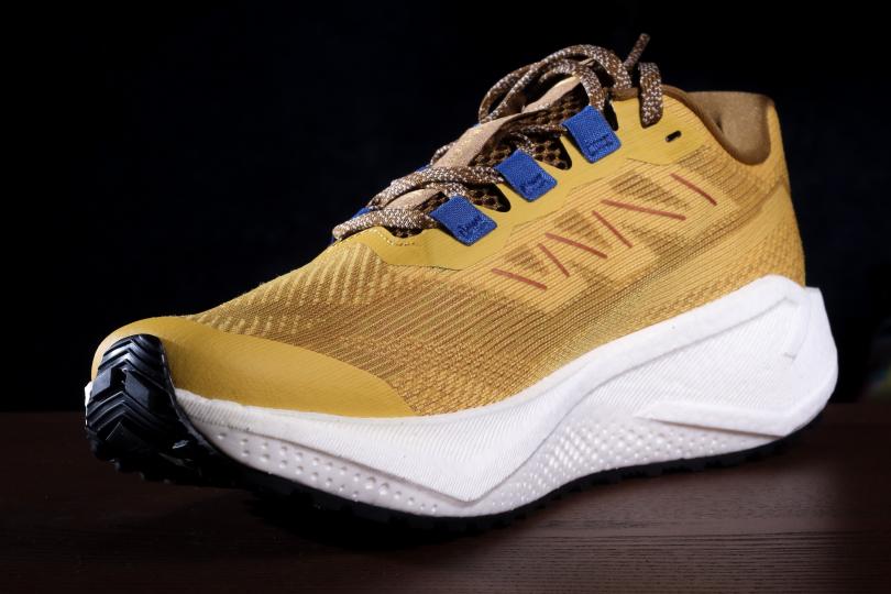 La Salomon Aero Blaze 3 GRVL de 3/4 avant