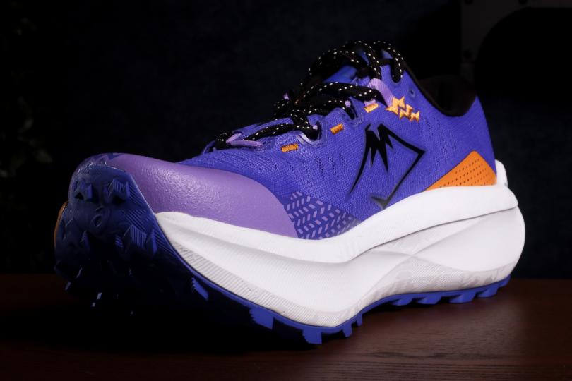 Vue 3/4 avant de la Asics Trabuco Max 5