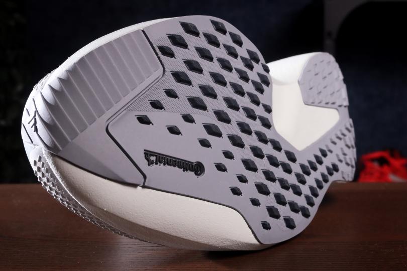 adidas adizero Evo SL ATR, la semelle finement crant&eacute;e