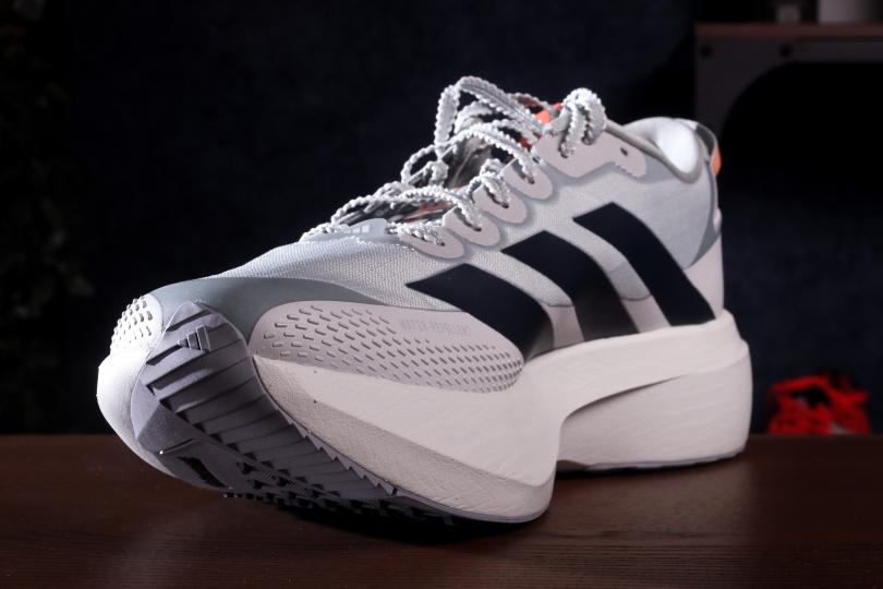 adidas adizero Evo SL ATR, vue 3/4 avant