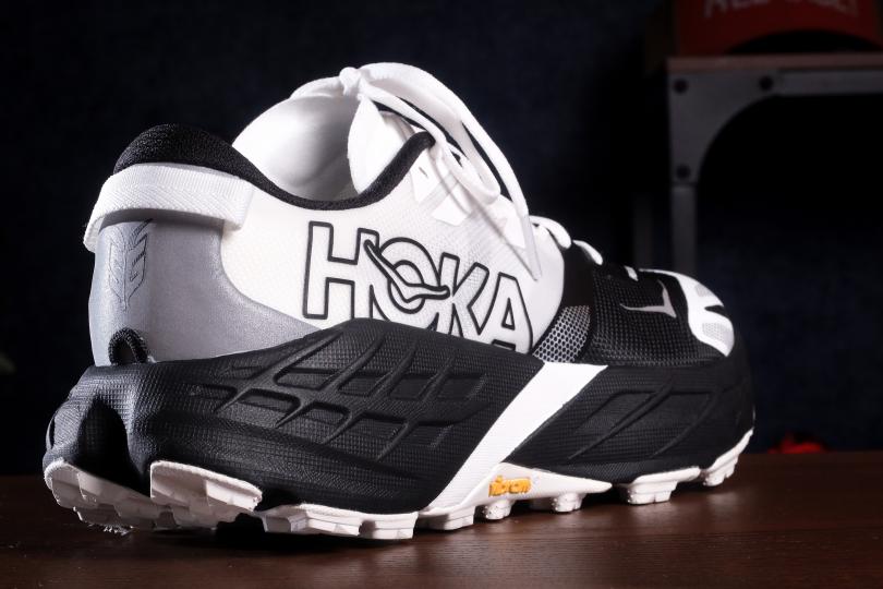 Hoka SpeedGoat 7, vue 3/4 arri&egrave;re
