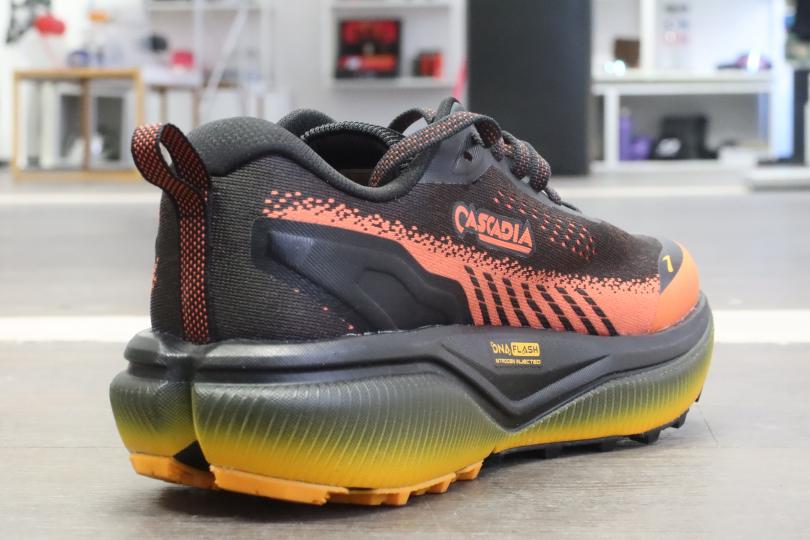 Brooks Cascadia 20, vue 3/4 arrière