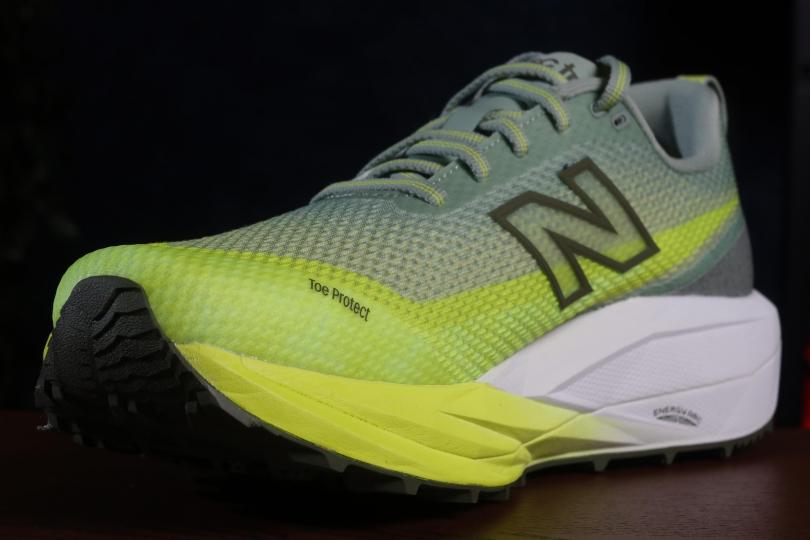 La New Balance SC Trail V2 de 3/4 avant