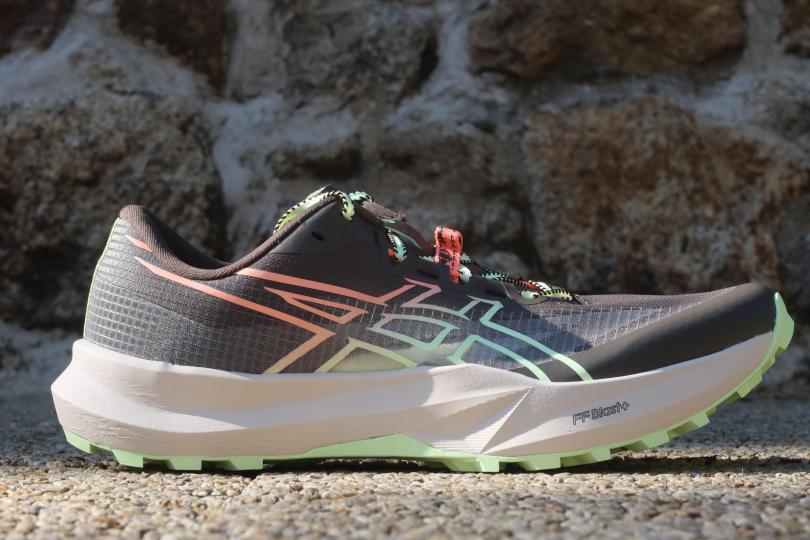 La Asics Fuji Lite 7 de profil