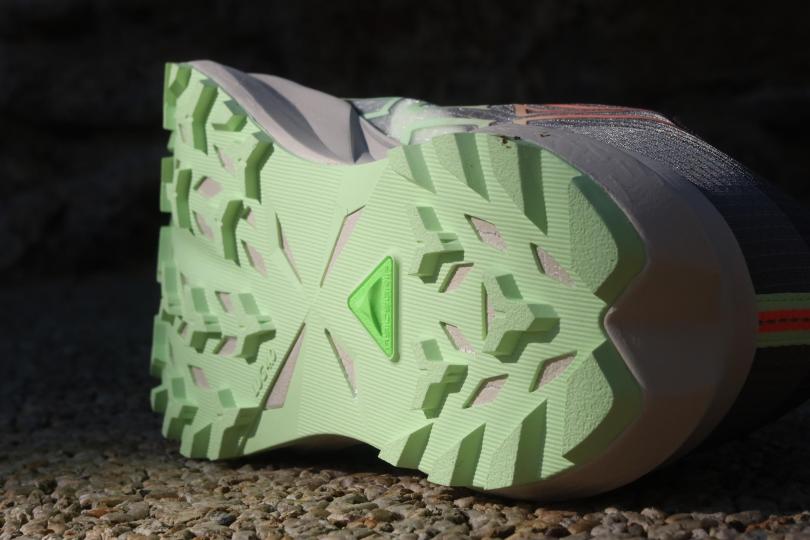 Les crampons des Asics Fuji Lite 7