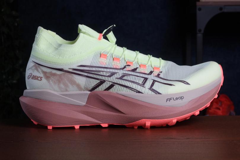 La Asics MetaFuji Trail 2 de profil