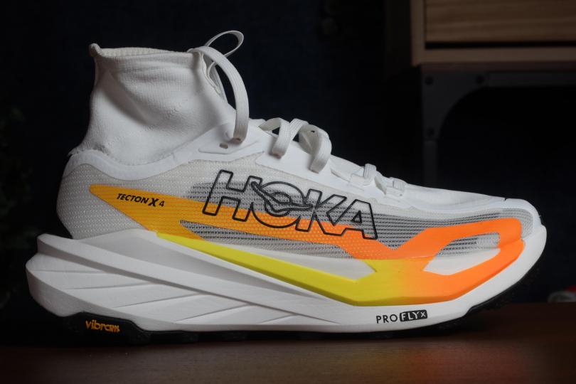 JDT, la Hoka Tecton X 4. Vue latérale