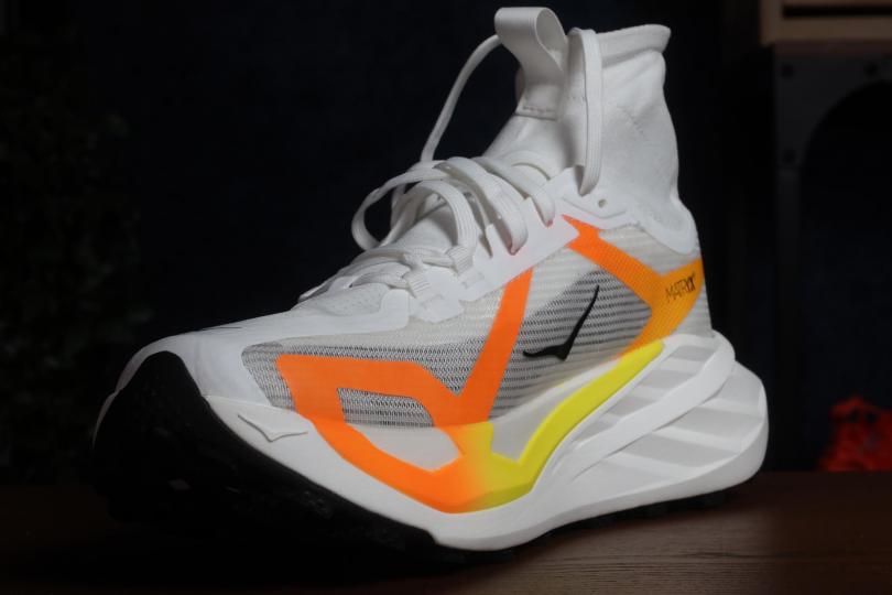 JDT, la Hoka Tecton X 4. Vue 3 quarts avant